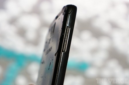 Cận cảnh smartphone “nồi đồng cối đá” Galaxy S4 Active - 10 Phím điều chỉnh âm lượng ở cạnh trái