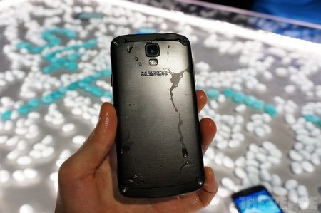 Cận cảnh smartphone “nồi đồng cối đá” Galaxy S4 Active - 4 Mặt sau với 4 vít bảo vệ lớp vỏ gắn ở 4 góc. Chất liệu vỏ vẫn bằng nhựa, thay vì bằng kim loại