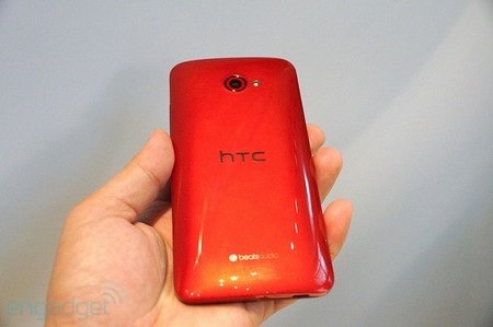 Mặt sau bằng nhựa, thay vì bằng kim loại cao cấp như trên HTC One