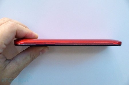 Nút điều chỉnh âm lượng bên cạnh phải