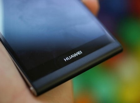 Cận cảnh smartphone mỏng nhất thế giới vừa được trình làng - 6 Logo Huawei ở mặt dưới