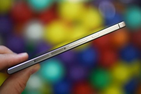 Cận cảnh smartphone mỏng nhất thế giới vừa được trình làng - 9 Phím nguồn, điều chỉnh âm lượng và 2 khe cắm SIM ở cạnh bên