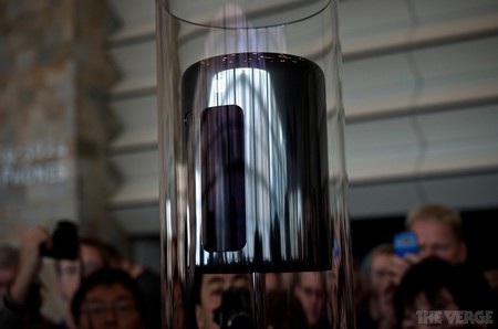 Cận cảnh Mac Pro thế hệ mới thiết kế tuyệt đẹp của Apple - 2 Mac Pro thế hệ mới được đặt trong lồng kính trưng bày tại WWDC 2013