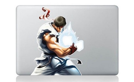 Những tác phẩm sáng tạo từ logo “táo khuyết” trên MacBook - 10 Nhân vật Ryu của loạt trò chơi “Street Fighter” đang vận công vào trái táo chuẩn bị tung chưởng