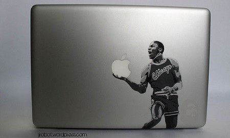 Những tác phẩm sáng tạo từ logo “táo khuyết” trên MacBook - 11 Trái táo trong tay huyền thoại bóng rổ Michael Jordan