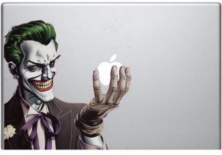 Những tác phẩm sáng tạo từ logo “táo khuyết” trên MacBook - 14 Trái táo trong tay Joker, nhân vật phản diện trong loạt truyệt và phim về người dơi Batman