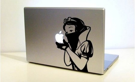 Những tác phẩm sáng tạo từ logo “táo khuyết” trên MacBook - 17 Có vẻ Bạch Tuyết luôn là hình tượng yêu thích để gắn liền với trái táo
