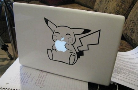 Những tác phẩm sáng tạo từ logo “táo khuyết” trên MacBook - 18 Pikachu đang nhâm nhi trái táo của Apple