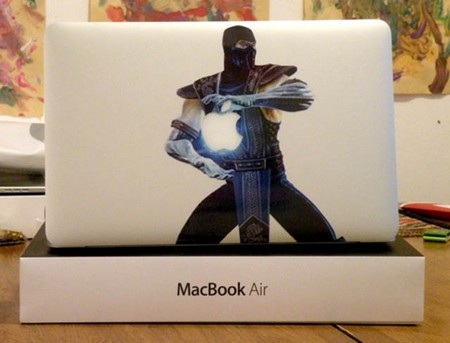 Những tác phẩm sáng tạo từ logo “táo khuyết” trên MacBook - 19 Nhân vật Sub Zero trong loạt trò chơi Mortal Kombat đang vận công để tung chưởng