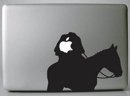 Những tác phẩm sáng tạo từ logo “táo khuyết” trên MacBook - 23 Trái táo khuyết trên tay của kỵ sĩ không đầu