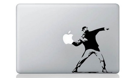 Những tác phẩm sáng tạo từ logo “táo khuyết” trên MacBook - 3 Vũ khí được sử dụng để ném đi