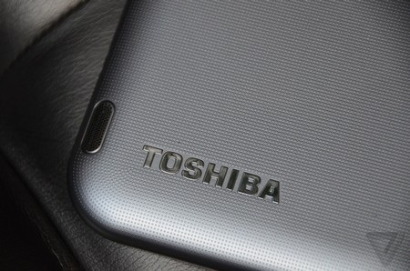 Loạt máy tính bảng sử dụng chip Tegra 4 màn hình siêu nét của Toshiba - 7 Loa ngoài ở cạnh bên của sản phẩm