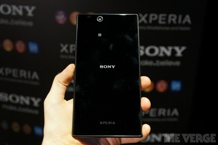 Sony trình làng smartphone cỡ lớn Xperia Z Ultra màn hình 6,44-inch - 4 Mặt sau là camera 8 megapixel, nhưng thiếu đi đèn flash
