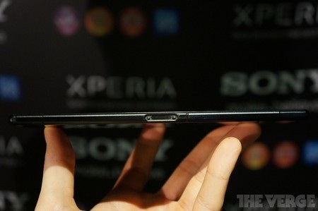 Sony trình làng smartphone cỡ lớn Xperia Z Ultra màn hình 6,44-inch - 5 Cổng kết nối với dock cắm bên ngoài