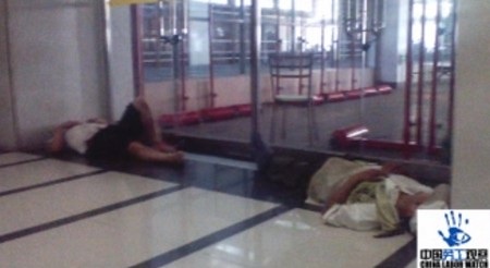 Chưa ra mắt, Apple đã bị cáo buộc “bóc lột” công nhân vì iPhone giá rẻ - 1 Nhiều công nhân ngủ luôn tại sàn của nhà máy để làm thêm ca