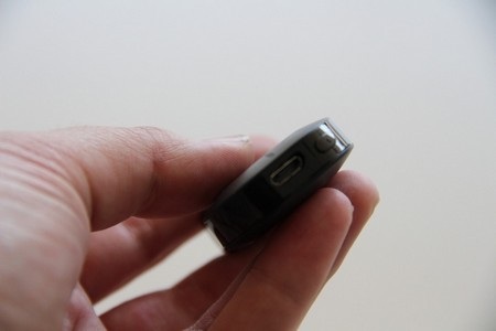 Google ra mắt thiết bị để biến HDTV thông thường thành smartTV - 7 Cổng microUSB ở đuôi Chromecast để cắm nguồn điện