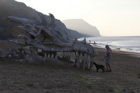 Trẻ em là những người rất hứng thú với bộ xương kỳ lạ này