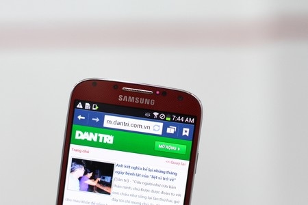 Mặt trước của máy có khá nhiều cảm biến (5 điểm thay vì 4 như trên Galaxy S4 thông thường)