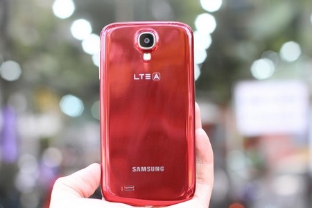 Mặt sau cũng bằng lớp vỏ nhựa, tuy nhiên có thêm logo LTE-A