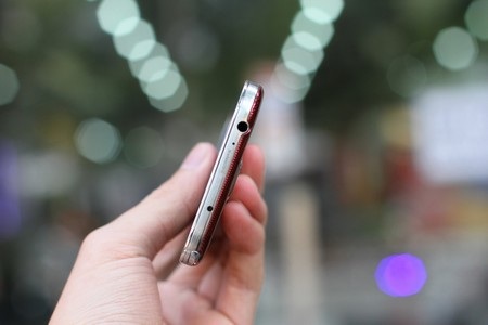 Giắc cắm phone và cổng hồng ngoại ở cạnh trên