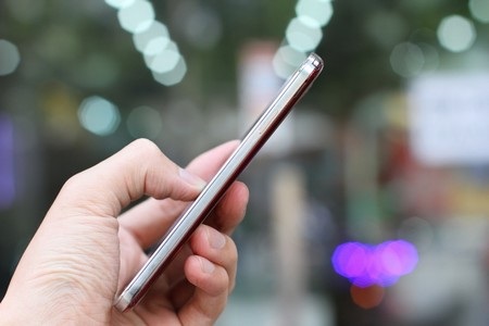 Phím nguồn ở cạnh phải