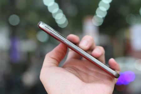 Phím điều chỉnh âm lượng ở cạnh trái