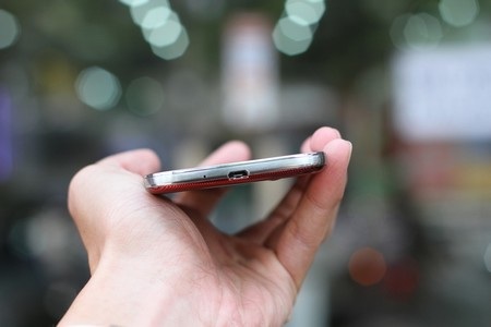 Cổng microUSB ở cạnh dưới