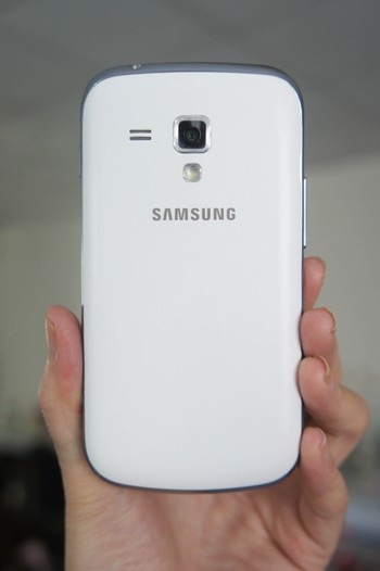Cận cảnh smartphone bình dân Galaxy Trend mới xuất hiện tại Việt Nam - 2 Mặt lưng với camera 5 megapixel kèm đèn flash