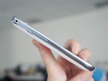 Cận cảnh smartphone bình dân Galaxy Trend mới xuất hiện tại Việt Nam - 4 Phím điều chỉnh âm lượng ở cạnh trái