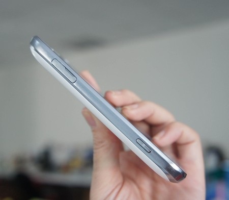 Cận cảnh smartphone bình dân Galaxy Trend mới xuất hiện tại Việt Nam - 5 Phím nguồn và khe cắm SIM ở cạnh phải