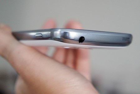 Cận cảnh smartphone bình dân Galaxy Trend mới xuất hiện tại Việt Nam - 6 Giắc cắm phone 3,5-mm ở cạnh trên