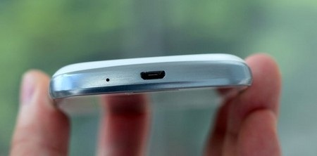 Cận cảnh smartphone bình dân Galaxy Trend mới xuất hiện tại Việt Nam - 7 Cạnh dưới là cổng kết nối microUSB