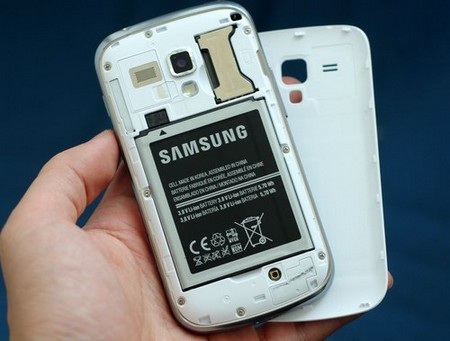 Cận cảnh smartphone bình dân Galaxy Trend mới xuất hiện tại Việt Nam - 8 Khay cắm SIM ngay bên trong nắp lưng, không cần phải tháo pin để tháo/lắp SIM