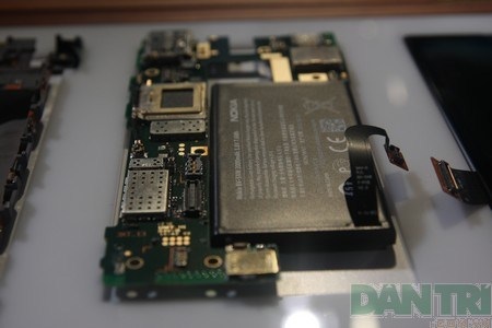 Cận cảnh bảng mạch của Lumia 1020 với thỏi pin có dung lượng 2.000mAh