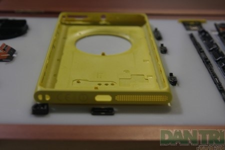 Nắp vỏ nhựa của Lumia 1020 đã được tháo rời