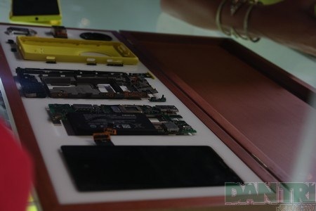 Các linh kiện bên trong của Nokia 1020 được tháo rời và trưng bày