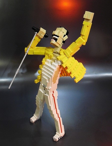 Những tác phẩm tạo hình tuyệt đẹp bằng trò chơi LEGO - 14 Tái hiện lại hình ảnh quen thuộc của nam ca sĩ Freddie Mercury