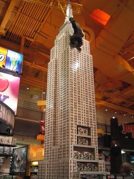 Những tác phẩm tạo hình tuyệt đẹp bằng trò chơi LEGO - 7 King Kong đang trèo lên tòa tháp Empire State