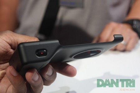 Cận cạnh lớp vỏ phụ kiện để biến Lumia 1020 thành máy ảnh du lịch
