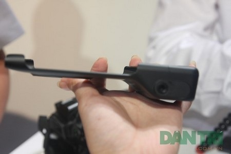 Cận cạnh lớp vỏ phụ kiện để biến Lumia 1020 thành máy ảnh du lịch