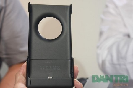 Cận cạnh lớp vỏ phụ kiện để biến Lumia 1020 thành máy ảnh du lịch