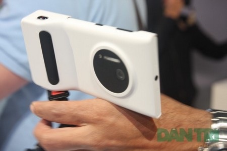 Lumia 1020 sau khi đã lắp thêm lớp vỏ