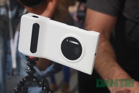 Có thể gắn thêm chân đế lên lớp vỏ này để chụp ảnh tự động