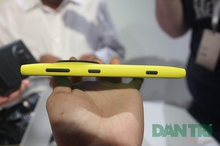 Cạnh phải với các phím khóa máy, chụp ảnh và phím điều chỉnh âm lượng