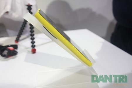 Cạnh trái trơn và không có nút bấm nào