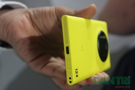 Cổng kết nối, loa ngoài và vị trí để cài dây đeo tay ở cạnh dưới