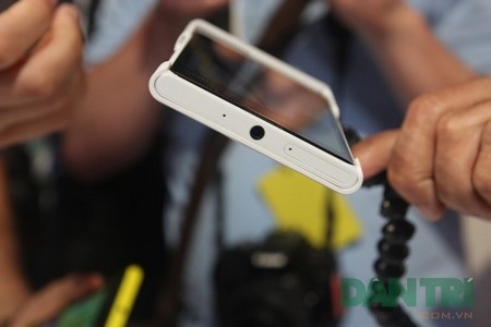 Giắc cắm phone và khay cắm SIM ở cạnh trên