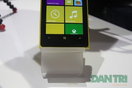 Các phím bấm cảm ứng ở mặt trước của máy