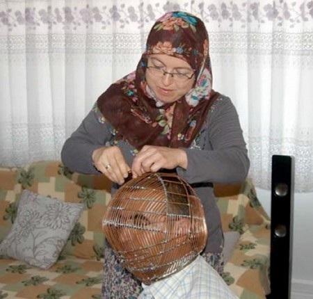 Chiếc mặt nạ được khóa kín, chỉ có vợ và con gái của Yucel có thể mở được