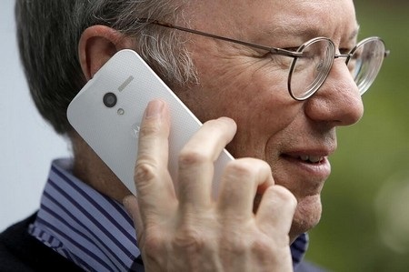 Hình ảnh chiếc smartphone bí ẩn trên tay của Eric Schmidt, chủ tịch Google